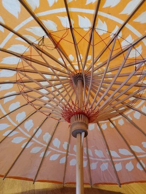 Vintage asiatischer Bambus & Papier Sonnenschirm Schirm orange Blatt Spirale Design  - Bild 1 von 4