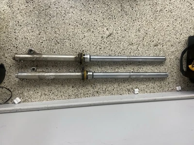 Yamaha YZ400 1978 suspensión delantera derecha e izquierda Foto 1 de 3