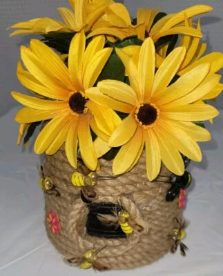 Rope Beehive with Faux Yellow Flower Daisy Centerpiece Decor With Bees - Imagem 1 de 4