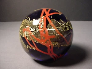 Glass Eye Studio 3" rote Linien & Blattgold Staub Kobalt Glas Briefbeschwerer GES 1998 - Bild 1 von 5
