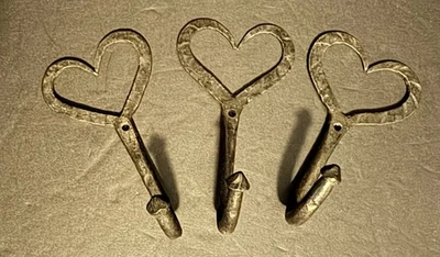 Juego de 3 ganchos para abrigo de corazón de hierro forjados a mano rústicos decoración de pared de granja Foto 1 de 4