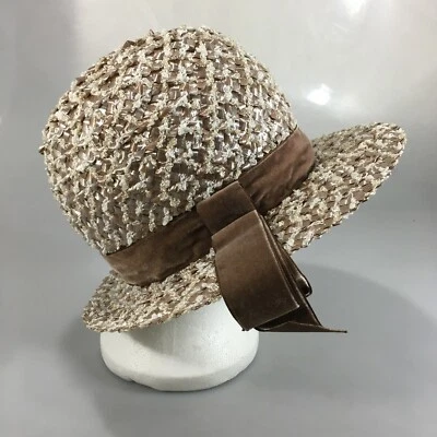 Sombrero de Paja Tejido de Plástico Marrón Blanco Sharon Originals 21 5/8" Vint Derby Church Foto 1 de 4