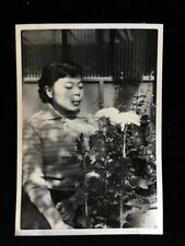 ＃10976 Japanese Vintage Photo 1940s / woman chrysanthemum flower