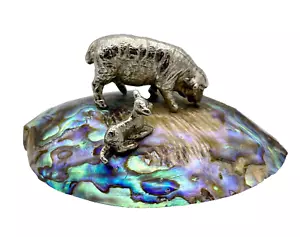 Schaf- und Lammzinn montiert auf Paua-Schale von Aniki Industries Neuseeland - Bild 1 von 4