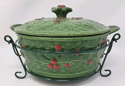 Cazuela redonda Temp-Tations Ovenware Green Holly Berry 2 cuartos con tapa y estante Foto 1 de 4