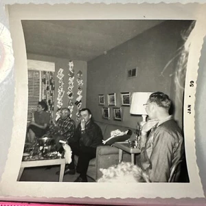 Familie Wohnzimmer Weihnachten Jan 1959 Vintage Foto Echtfoto Couch Lampe - Bild 1 von 2