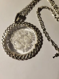 Ciondolo Corona Trifari Inciso Tono Argento con Catena da 20 Pollici - Foto 1 di 4