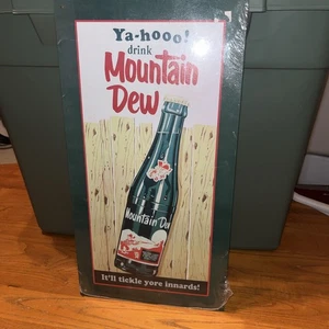 Yahoo! Letrero de metal de lata de tienda de refrescos Drink MOUNTAIN DEW “It'll Tickle Yore Innards” - Imagen 1 de 8