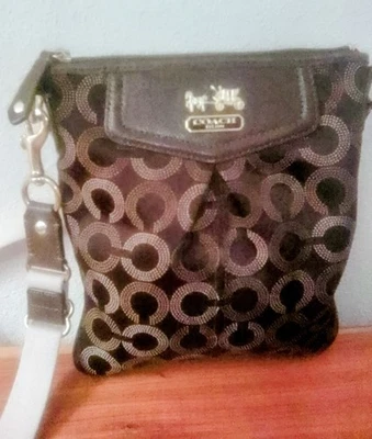 蔻驰 #G1076-44394 Sateen Fabric Madison Dot OpArt 斜挎包小号棕色 — 第 1/4 张图片