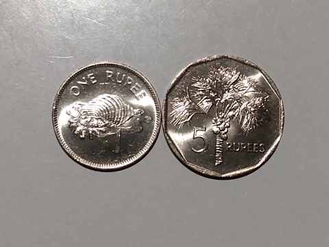 1982 SEYCHELLES 1 & 5 RUPEES UNC (2 COINS) COPPER NICKEL Cover