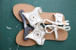 Charolette Russe Women’s White metallic Floral Size 7 Flat Sandals Slip On NWT - Picture 1 of 2