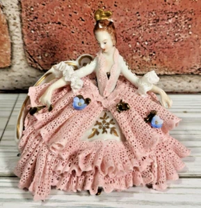 Seltene antike Dresdner Spitze Franz Witter Figur Dame auf Sofa 3"×3" 42 - Bild 1 von 9