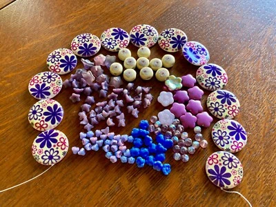 Cuentas de flores púrpuras de alta calidad Destash Mix, vidrio checo, gotas de flores, Howlite Foto 1 de 4