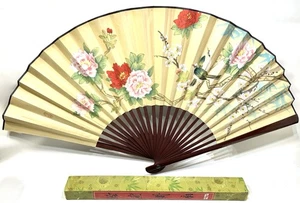 Antiguo arte de pared asiático japonés grande abanico pájaros floral pintado a mano 39,5" firmado - Imagen 1 de 15