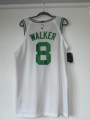 Camiseta deportiva autografiada de Kemba Walker y marco de fotos certificado de autenticidad Foto 1 de 4