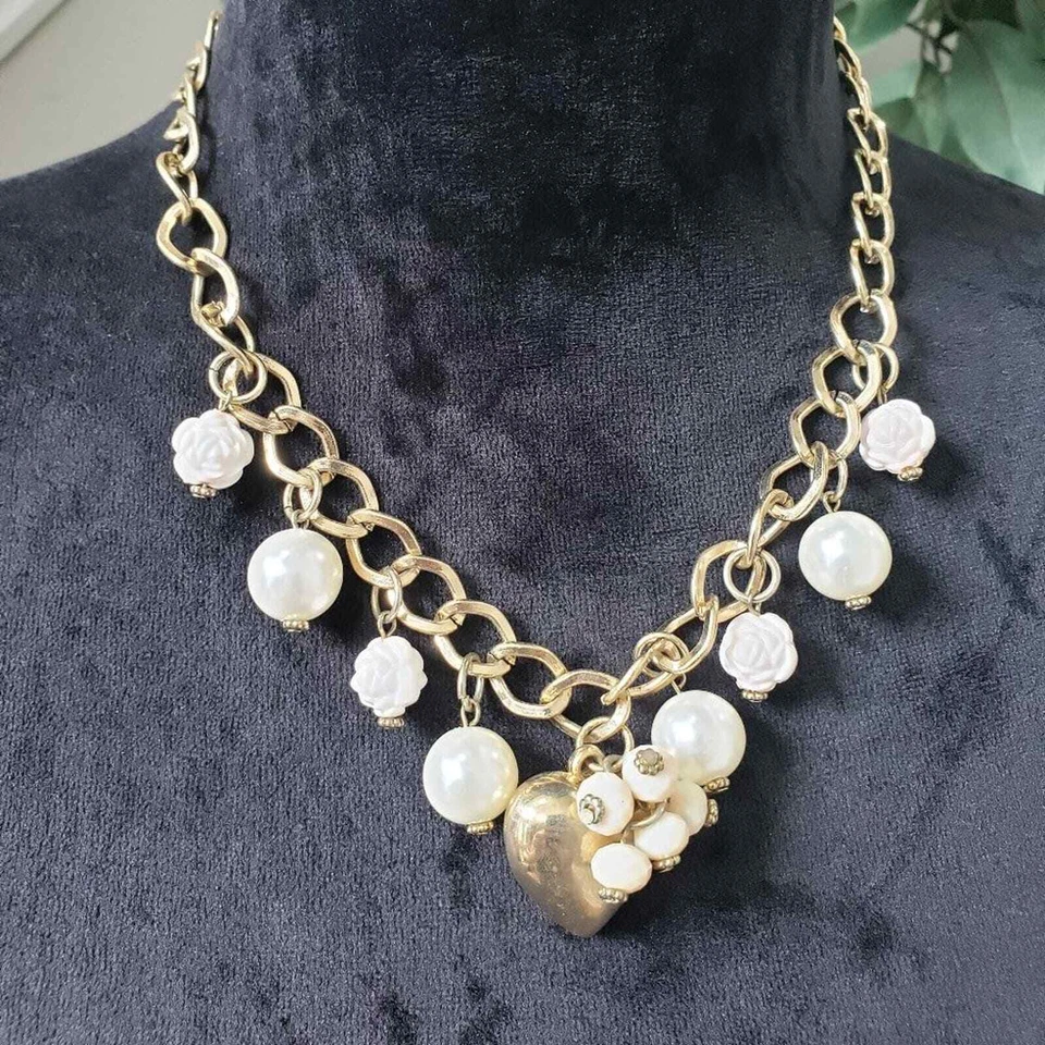 Collar colgante corazón tono dorado flor blanca cuentas perlas redondas moda mujer Foto 1 de 4