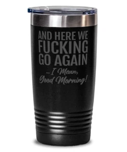 Vaso de café Y AQUÍ ESTAMOS F#@KING GO AGAIN BUENOS DÍAS Divertido 20 oz. Vaso - Imagen 1 de 1