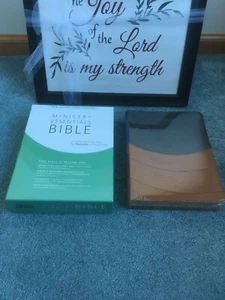NIV MINISTRY ESSENTIALS BIBLE BLACK/BROWN SEALED FOR PASTORS AND TEACHERS - Foto 1 di 12