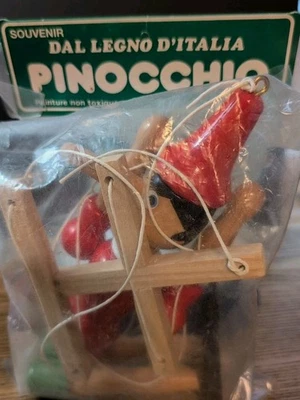 Marioneta Pinnochio tallada en madera vintage 10" excelente estado nueva con etiquetas Italia Foto 1 de 4