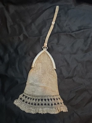 Bolso de noche de malla de plata de ley de los años 20 cierre grabado correa de muñeca ajustable Foto 1 de 4