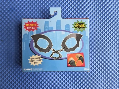 NECA Batman Serie de TV Clásica Réplica Bat-Cuffs DC Comics Foto 1 de 4