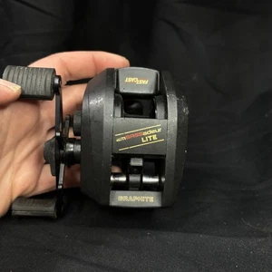 Mulinello da Pesca Abu Garcia Ambassadeur Lite Plus 35° Anniversario Baitcasting  - Foto 1 di 6