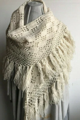 De colección Marfil Ganchillo a Mano Flecos Chal Triángulo Cubierta Envolvente Hippy Festival Años 70 Foto 1 de 3