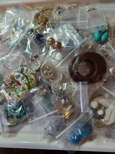 Huge lot of pierced earrings 100 in total. Many styles, shapes, sizes & colors. - Picture 1 of 12