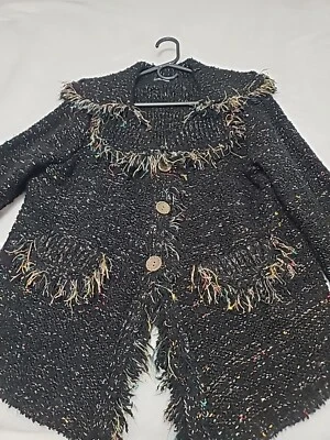 Abrigo corto ROZ & ALI negro con diseño brillante y flecos; delantero más largo que trasero Foto 1 de 4