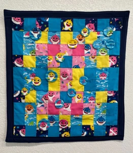 Original Baby Hai inspiriert Wandbehang, 22" x 26" Handarbeit. - Bild 1 von 2