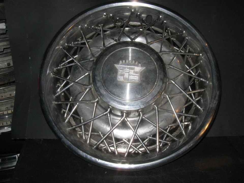 1977 1978 1979 1980 1981 1982 82 1983 83 1984 84 CADILLAC DEVILLE SPOKED HUB CAP - Image 1 of 1