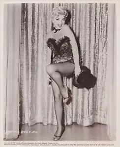 Foto de prensa 1957 Leggy actriz Barbara Nichols modelos redes de pesca en "Pal Joey" - Imagen 1 de 2