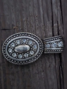 Fibbia cintura borchiata borchie strass trasparenti ovale tono argento bordo - Foto 1 di 2