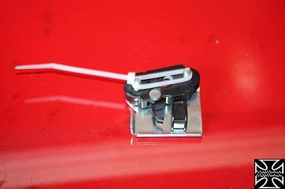 Kawasaki Ninja 250R 2012 montaje de bloqueo de pestillo de asiento de pasajero trasero Foto 1 de 4