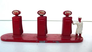 ESSO- POMPES À ESSENCE DÉCOR HO BY LESNEY MÉTAL PEINT Lg 9,5 cm BON ÉTAT - Imagen 1 de 5