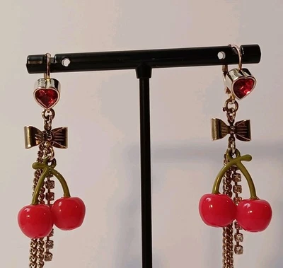 Pendientes colgantes Betsey Johnson cereza corazón rojo lazo cadena pedrería Foto 1 de 4