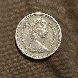 One Pound Elizabeth II 1983 Coin With Error (Upside Writing On The Side Edge) - Picture 1 of 6