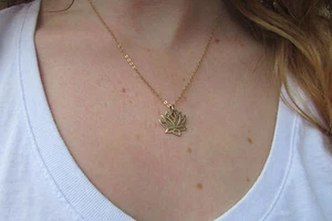 Gargantilla y colgante con dije de flor de loto relleno dorado bonita joyería de yoga  - Imagen 1 de 5