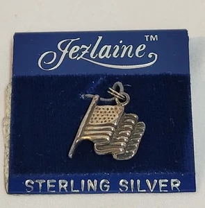 Vintage NEW ON CARD JEZLAINE 925 Sterling Silver PATRIOTIC AMERICAN FLAG Charm - Picture 1 of 2