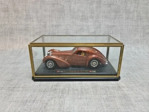 Burago 1/24 Bugatti Atlantic Diecast Modell in Messing verglaster Vitrine - Bild 1 von 11