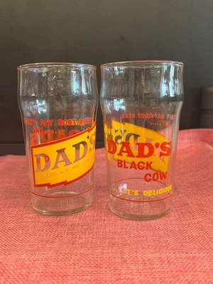 Juego de 2 PUBLICIDAD "Black Cow" fuente de soda cerveza raíz de papá década de 1950 Foto 1 de 3