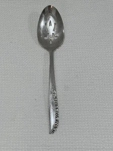 Cuchara perforada para servir Oneida Wm A Rogers plateada patrón de rosas de Bretaña 1948. - Imagen 1 de 12