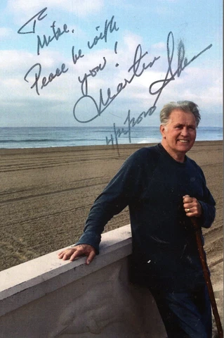 MARTIN SHEEN HAND SIGNED 4x6 PHOTO+COA       LEGENDARY ACTOR      SIGNED TO MIKE Cover