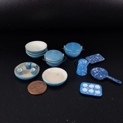 Juego de utensilios de cocina de colección miniatura azul moteado para casa de muñecas ollas cuencos tazas Foto 1 de 4