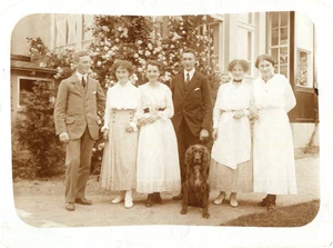 Orig. Foto BERLIN HESSENWINKEL /KÖPENICK Leute mit Hund vor Gebäude 1914 - Bild 1 von 1
