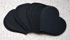 30 schwarze glatte herzförmige Kartenausschnitte 70 mm x 62 mm NEU - Bild 1 von 1