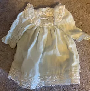 Vintage hellblau Puppenkleid mit Spitze Rüschen 10" lang ca. 5" Hals, Druckknopfverschluss - Bild 1 von 2