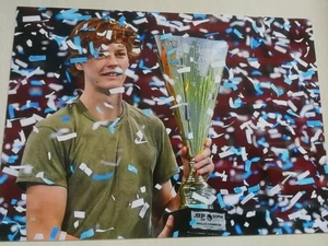 JANNIK SINNER - TENIS - LEYENDA - ORIG. AUTÓGRAFO en FOTO 13x18 cm - - Imagen 1 de 2