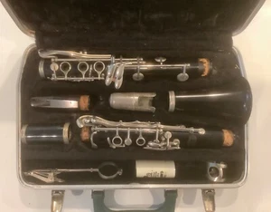 Bundy Clarinet w/ Green Hard Case - Student / School version from late 1960s - Picture 1 of 7