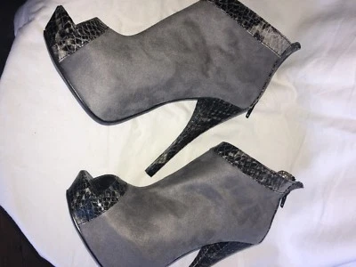 Botín Luichiny Prep Toe Talla 7 Gris Gamuza Foto 1 de 4